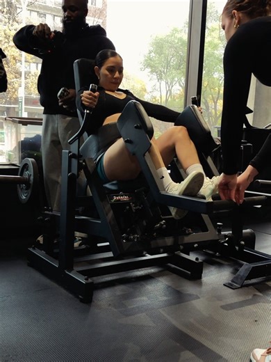 Sam Guzman|Fitness coach and NUTRICIONIST on Instagram: "Last week I went to a glute camp with two great athletes @mariefitnz @anaisbiron_ifbb (bikini competitors). 🫡Thank you so much for the tips and the workout, girls! 🤗💕can’t wait for the next one. And of course, with the best gym equipment @atelier.eighty.seven (now my happy place and lots of fun).💪🏻⚔️"