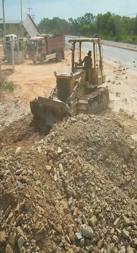 Dozer Operator Shows Skills #foryou #foryoupagereels #reelstrending #reelfyp #reelsinstagram #reelschallenge #reelsfypシ #reelviral #dozer #bulldozer #heavyequipment #heavyduty #machinery #UnitedStates #unitedkingdom #australia #canada #netherland #germany #operator #construction #caterpillar #komatsu | Arpunk