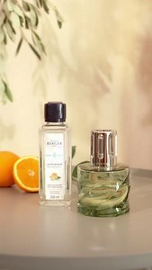 39 reactions | Comment allumer correctement votre lampe Berger ? 1. Retirez la monture et l'éteignoir, 2. Allumez la flamme pendant 2min, 3. Soufflez la flamme, 4. Replacez la monture et profitez des notes zestées du parfum Zeste d'Orange Verte  #maisonbergerparis #lampeberger #parfumdintérieur #parfumdambiance #été #dolcevita #italysummer #homefragrance #airpurifier #summer #summervibes | Maison Berger Paris | Facebook