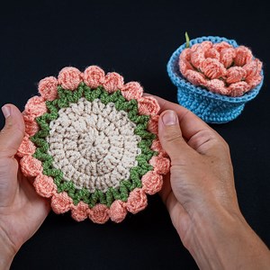 De jolis bouquets de fleurs au crochet qui se transforment en sous-verres ! Abréviation: Start – Début End – Fin ch – maille chaînette cr – croisé cr dс – bride croisée (sl st) ss – slip stitch MR – Anneau Magique ml – boucle magique ml, mr – boucle magique, anneau magique rеνerse sc – sc inversé рυff st – maille bouffante cluster – grappe sc – crochet simple st – point sc-blo or blp – maille serrée dans la boucle arrière uniquement esc or edc – crochet simple étendu solomon’s-knot, solomon’s st