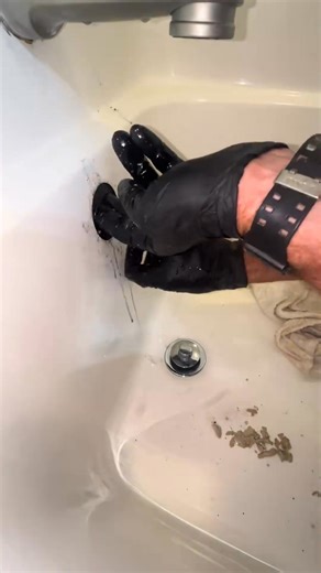 Resealing a Tub Drain _fix_002 #plumbingrepair #bathroom #plumbingtok #plumbersoftiktok #fyp #plumblife #bathtub #drain #tub #foryou #serviceplumber #plumbproud #bathroomremodel #draingang #plumber #diy #tubdrain #theconservativeplumber #plumbing | chan yean