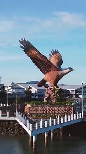 PULAU LAGENDA! Pulau Langkawi terletak di daerah negeri Kedah Darul Aman Malaysia. Setiap pantai dan pulau di Langkawi mempunyai keunikan dan tarikan yang berbeza tahu! Jom kita terokai pantai dan pulau yang ada di Langkawi. Di sini kami mengambil kesempatan untuk kongsikan beberapa info menarik tentang pulau dan pantai yang ada di Langkawi! Untuk lebih banyak konten yang menarik tentang seni dan budaya, jangan lupa ikuti kami di media sosial rasmi kami di Facebook, Twitter, Instagram dan Tik To