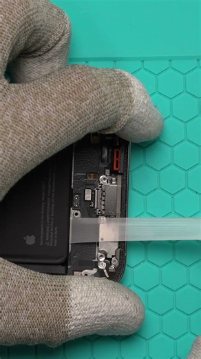 iPhone 15 Pro battery: Fire hazard when replacing it! 🔥