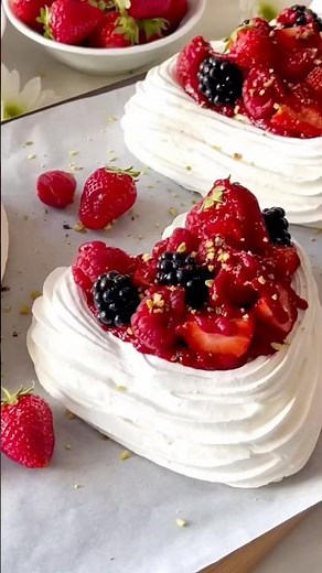 PAVLOVA EN CŒUR AUX FRUITS ROUGES ❤️
