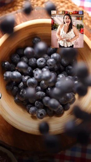 Natasha Gandhi on Instagram: "Don’t buy blueberries if they don’t have that soft white powder on top. Let me explain. That “dust” is called the bloom — it’s a natural shield the berry makes to lock in freshness. No bloom usually means the berries are old or over-handled. I actually flew all the way to Chile and saw the blueberry farms in person. Walking through the fields, watching how carefully they’re picked and packed… I finally understood why Blueberries from Chile taste so unreal in bakes. 