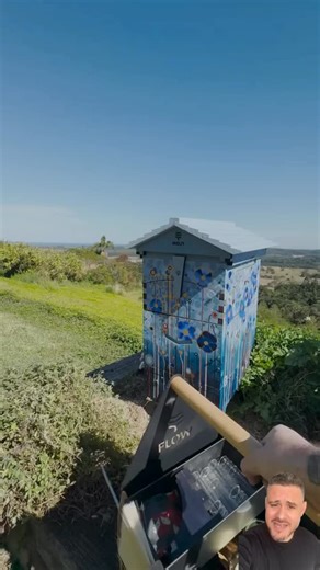 🐝 A smart beehive that automates honey extraction with no smoke, no stings, and no stress. In Australia, beekeepers are upgrading their process and collecting fresh honey straight from a built-in tap clean, calm, and incredibly efficient. This design makes beekeeping more accessible, safer, and surprisingly modern, attracting both beginners and professionals who want a simpler workflow. 📲 Follow: laertejr_mkt.eua 🎥 Credits: Flow Hive #USA #EcoInnovation #SmartFarming #SustainableDesign #AgriT