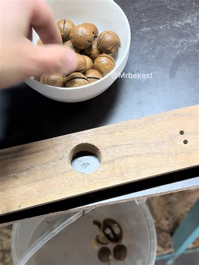 👉 😮 You’ve never cracked nuts this smartly with a hammer #foryou #trend #tipsandtrick #LifeHack #videoviral