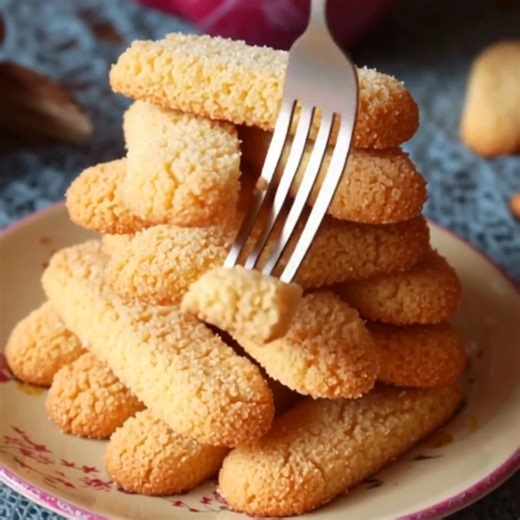 Zézettes de Sète : le biscuit croquant au goût unique Ingrédients : - 250g de farine - 3g de levure chimique - 70g de sucre - 25g de sucre vanillé - 95g d’huile d’arachide - 80g de vin blanc - sucre pour enrober les zézettes Préparation : 1. Dans un robot ou un grand bol, mélanger la farine, la levure chimique, le sucre et le sucre vanillé. Le sucre vanillé en quantité généreuse est essentiel pour retrouver le goût caractéristique des zézettes. 2. Ajouter l’huile d'arachide en une seule fois. Vo