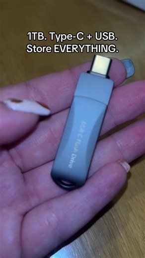 This dual-port flash drive makes saving and transferring files so easy. It has both Type-C and USB, so it works on phones, tablets, laptops — basically everything. And the best part? It holds 1TB of storage. Photos, videos, schoolwork, everything you need in one tiny device. #TechEssentials #USBFlashDrive #TypeCDrive #1TBStorage #GadgetMustHaves