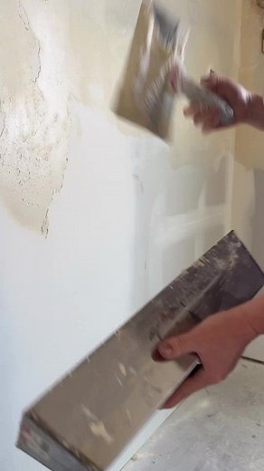 109K views · 1.5K reactions | Yes I know the baseboard is installed - it was up before we rented it and I don’t want to pull it off 﫠 This is my absolute favorite texture to do so of course I did it in my office! It’s like art - get your mud, spread it on, and lie it down. We call this a faux plaster/imperfect smooth. I’m using USG Plus 3 and a LEVEL5 Tools 10” blue steel knife #art #havefun #artistic | Drywall Shorty | Facebook