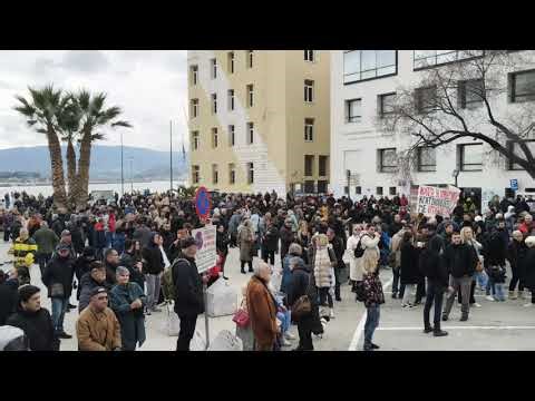 Πλήθος κόσμου στην παραλία του Βόλου, στο συλλαλητήριο για τα Τέμπη