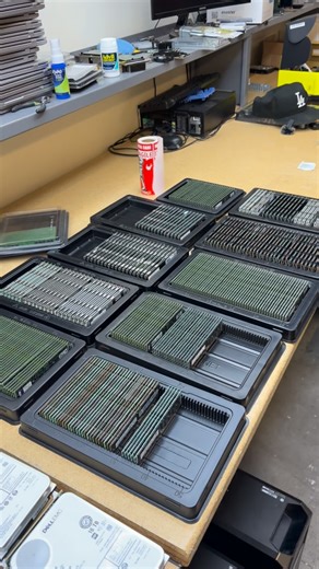 Hardware Plug on Instagram: "Buying RAM 🤖 #HardwarePlug 🔌 🔌 🔌 #ai #artificialintelligence #ram #tech"