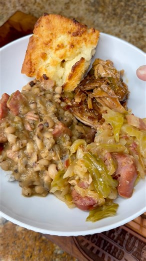 🎉✨ New Year’s Day in the South is more than a meal — it’s a tradition filled with meaning. Every dish on the table carries symbolism meant to welcome health, wealth, progress, and good fortune into the year ahead. These time-honored foods aren’t just about flavor; they’re about intention, heritage, and starting fresh with hope. 🖤 Black-Eyed Peas symbolize luck and prosperity. Each bite is said to bring good fortune for the coming year. 🥬 Greens (Collards, Mustard, Cabbage) represent money and