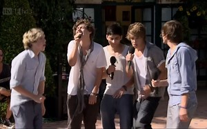 【比赛阶段的One Direction】Torn (Live The X Factor Judges' Houses) 2010