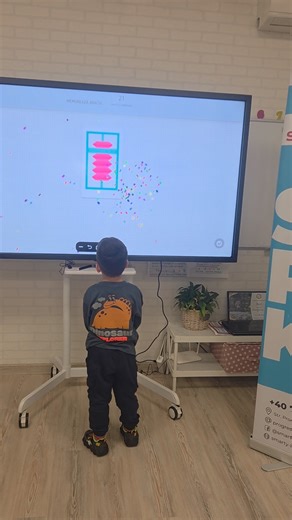 #Filip are 4 ani și descoperă magia numerelor cu cartonașele flash Soroban!👏👏 💫Transformă învățarea matematicii într-o joacă plină de culoare! 🌈 🎯Cartonașele flash Soroban sunt special create pentru copii, ajutându-i să înțeleagă ușor și natural conceptul de număr. 🎯Prin exerciții vizuale simple și atractive, copiii își dezvoltă vizualizarea, memoria fotografică și capacitatea de a recunoaște rapid cantitățile. Metoda Soroban stimulează gândirea logică și atenția, punând bazele unei relați