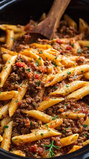 Slow Cooker 5-Ingredient Beef and Cheese Pasta Ingredients * 1 lb ground beef * 1 jar marinara sauce (24 oz) * 3 cups uncooked pasta * 2 cups mozzarella * 1 tsp Italian seasoning Instructions 1. Brown the beef in a skillet and drain the fat. 2. Add beef, marinara, pasta, and seasoning to the slow cooker — stir well. 3. Cook on LOW for 4–5 hours until pasta is tender. 4. Sprinkle mozzarella on top 30 minutes before serving and let it melt. 5. Serve hot. | Easy Skinny Recipes
