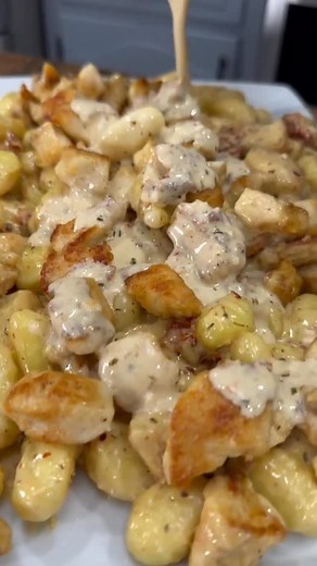 Luke Brown on Instagram: "Creamy Chicken and Gnocchi😮‍💨 INGREDIENTS 2 large chicken breasts sliced into cubes 1/2 cup of flour 1/2 tsp each of salt, pepper, paprika, garlic powder 2 TBSP olive oil 2 TBSP butter 2 TBSP of minced garlic 1 cup of chicken broth 1 cup of heavy cream 1 cup of Parmesan cheese 1/2 tsp each of oregano, thyme, and red pepper flakes 1/3 cup of chopped sun dried tomatoes 1 pack of gnocchi INSTRUCTIONS Mix together flour, salt, pepper, garlic, and paprika. Dredge chicken b