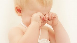 Votre enfant a les yeux rouges et se gratte ? Il a peut-être une conjonctivite