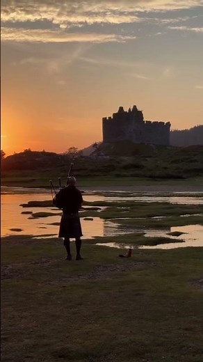 Bagpipes + castle + sunset = an iconic Scottish scene! 🏴󠁧󠁢󠁳󠁣󠁴󠁿🎶