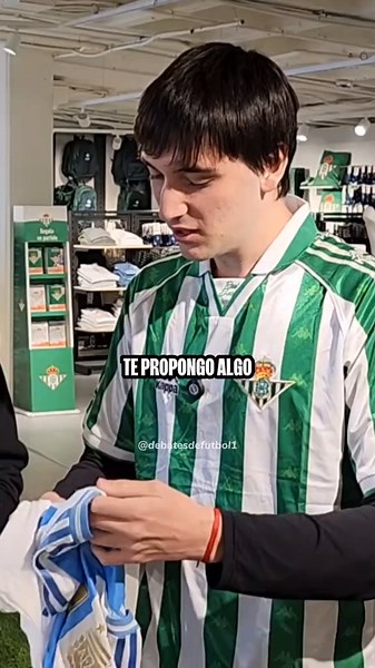 INTERCAMBIO CAMISETAS CON ANTONY | ¿Le gustó la camiseta de Argentina? Nos juntamos con el crack brasileño en el estadio del Real Betis y pudimos conocerlo en una linda charla. Próximamente el video completo en Youtube #antony #betis #brasil #realbetis #leyenda #recuerdos #relato #mundialdefutbol #StoryTime #curiosidades #tiktokfutbol