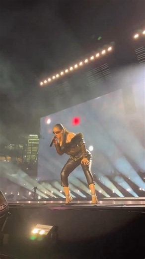 Rihanna performs with Jay Z #jayz #jayz30