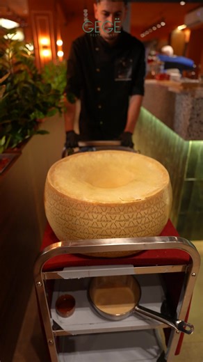 Pasta që gatuhet brenda rrotës së Grana Padano, një spektakël shijeje ku çdo lëvizje mbështjell makaronat me aromë dhe finesë të pastër. 🍝🧀✨ Brezovicë 📞 383 48 13 13 18 Ferizaj 📞 383 48 13 13 22 #gegërestaurant #brezovicë #ferizaj