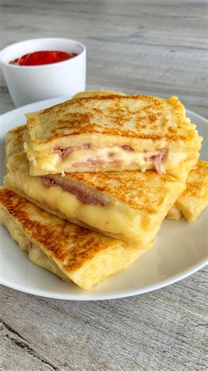 Fitwaffle | Eloise Head on Instagram: "Cheese & ham toastie dippers aka Croque Monsieur dippers 😉 Super soft, filled with melty cheese and ham, toasted in butter until golden, and dipped in ketchup of course 👀 Quick & easy to make and so delicious! Sound on 🔉 All you need is: 4 slices of soft bread 2-4 slices of wafer thin ham Gouda cheese (or cheese of your choice) 1 large egg 60ml milk 1/2 tsp salt Optional: Ketchup or soup to dip 😘 Makes 6 dippers Enjoy! #fitwaffle #fitwafflekitchen #lunc