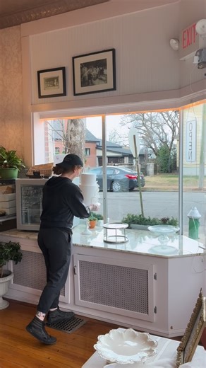 A St. Louis tradition, reimagined. 🕊️ Sugaree Baking Co. has been part of your celebrations since 1996. When we stepped into ownership three years ago, our goal was to protect that history while building a future for our custom cake artistry. We knew we had big shoes to fill, so we’ve spent the last three years honing our craft and ensuring our team was ready for the magic of wedding season. We are finally ready to step out, and are thrilled to be attending our first-ever wedding show! Join us 