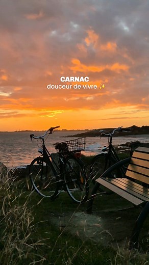 Et si on ralentissait un peu ? À Carnac, les jours s'étirent entre mer et menhirs. On respire l'air marin, on longe les alignements... et on laisse le vent nous guider ✨🌊 | CARNAC TOURISME