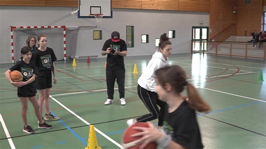 Circle Tag with the dribble is a great warm-up activity. Players have anywhere from 5 to 12 seconds to tag the opponent. Note all the creative movement solutions that emerge! The game of basketball is NOT played with linear movements. | Transforming Basketball