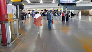 KYK: Die omstrede omgewingsaktivistegroep, Just Stop Oil het die Heathrow-lughawe geteiken met hulle kenmerkende oranje verf. Die groep het verskeie inligtingsborde in die vertreksaal in verf bedek. | Pretoria FM