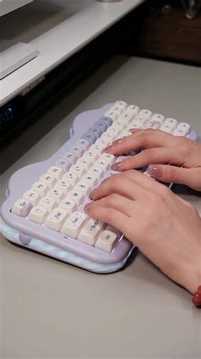 🐾😸 Can you see it? The added touch of paw prints on the bottom hides the wireless dongle… shaped like a little fish! 🐟💜 Yes, it’s our C75 Cake Meow keyboard — too cute and hilarious at the same time! 😻⌨💜 #yunzii #yunziikeyboard #yunziic75 #mechanicalkeyboard #girlysetup #workspacedesign #cleangirlaesthetics #desksetup #deskaesthetic #cutecore #customkeyboard #creamykeyboards #coquetteaesthetic #typing #cozydesksetup