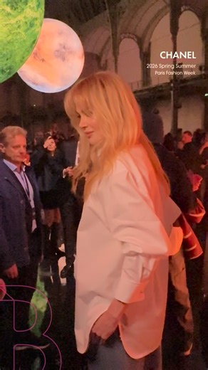 #Bella2026春夏時裝週 新任品牌大使妮可基嫚現身秀場！身著前導預告同款白襯衫，極簡風格好氣質已經超過100分😍😍 ｜追蹤 @BellaTaiwan 掌握最新消息｜ - #CHANELSpringSummer #CHANELShow @chanelofficial | Bella Taiwan 儂儂