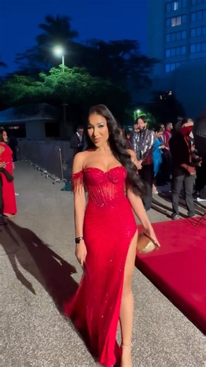 Flowcallerd Flowcallerd on Instagram: "La bella @eleciamateo llegando a los premios @glamourmusicawardsrd 2025"