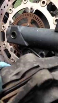 Changing brake pads triumph 1050 help fix chat mark savage