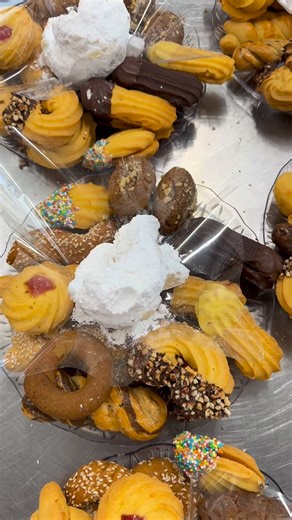 Celebrate Christmas the traditional way!🎄 Our festive platters are packed with freshly baked mixed biscuits and beautifully wapped!🥰 ✨🥳 Perfect for gifting, sharing, or grabbing on the go,!😉😍 We know this time of year gets busy, so let us do the baking for you!🥰 Filled with the classics you love most: Melomakarona & Kourabiedes!😍🥳🎄. . . . . . . . . . . . . . . #greek #fresh #authentic #cakeshop #patisserie | Born to Bake Greek