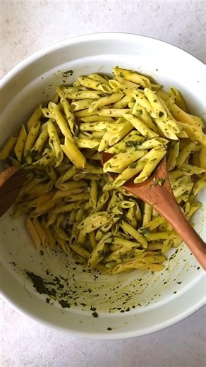 A refreshing twist on traditional pasta dishes, this lemon basil pasta with chicken is the perfect summer meal. With a burst of citrus and a hint of fresh herbs, this dish is packed with protein and flavor. It’s sure to become a family favorite 🍝🌿🍋 Recipe: https://ohsweetbasil.com/chicken-pasta-with-lemon-basil/ #ohsweetbasil #recipe #dinner #honey #lemon #basil #chicken #summer | Sweet Basil