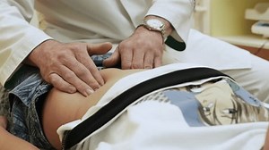 4K。医療施設での腹部触診。医師は患者の胃を診察し、体の診察を行います