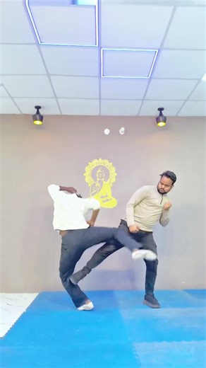 The Oblique Kick: Street vs Sport💥😱. #shorts #selfdefense #obliquekick