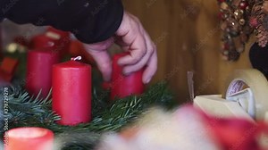 building an advent wreath on a christmas market Location: Bolzano, South Tyrol, Italy Stock ビデオ