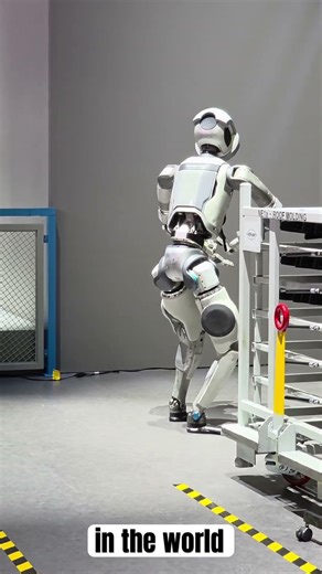 This robot can turn around without changing directions 😮