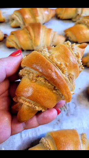 9.4K views · 141 reactions | Flaky Walnut Kifli #easyrecipes #deliciousfood #recipes #walnut #kifli #hungarian | Annamaria's Kitchen | Facebook