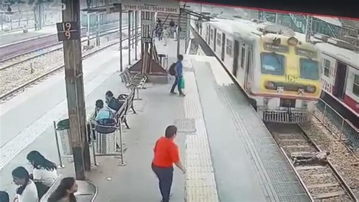 Official jumps before speeding train in Mumbai, dies | Video