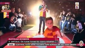 Sofiane Feghouli danse avec son enfant lors de la célébration du titre de champion de Turquie