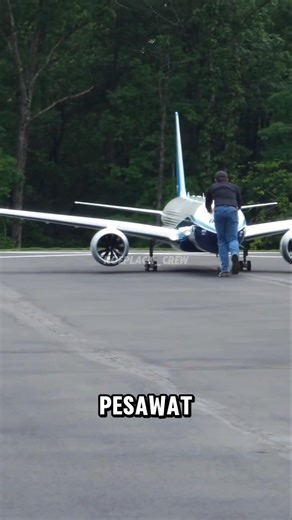 Pesawat Boeing 777 Ini Ternyata Cuma Remote Control!