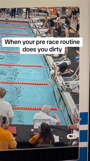 What’s your pre race routine? 👀 📸: @Julianna #swimmercheck #swimmerthings #swimmerproblems #swimmerlife