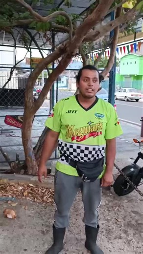 Urban Walk: Stylish Green T-Shirts in Action