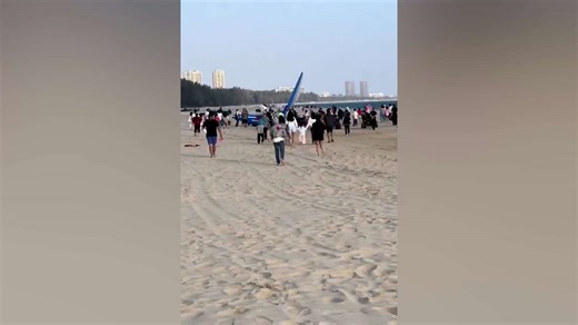 Hang glider crashes onto beach in front of shocked tourists in China