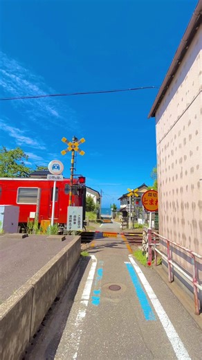 日本の風景: 海が見える踏切と入道雲