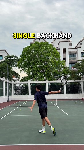 Perfect your beginner tennis single handed backhand 🤩 ✅🔥 1. Hold a grip with index knuckle on bevel 1✅ 2. Perform a split step with feet shoulder width apart ✅ 3. Bring the racket to the side with racket string pointing out towards the fence ✅ 4. Let the weight of the tennis racket allow the racket to fall naturally, under the ball ✅ 5. Swing outwards and let your racket be flat against the net, perpendicular to the ground ✅ 6. Allow the racket to run its course and your non dominant hand to p